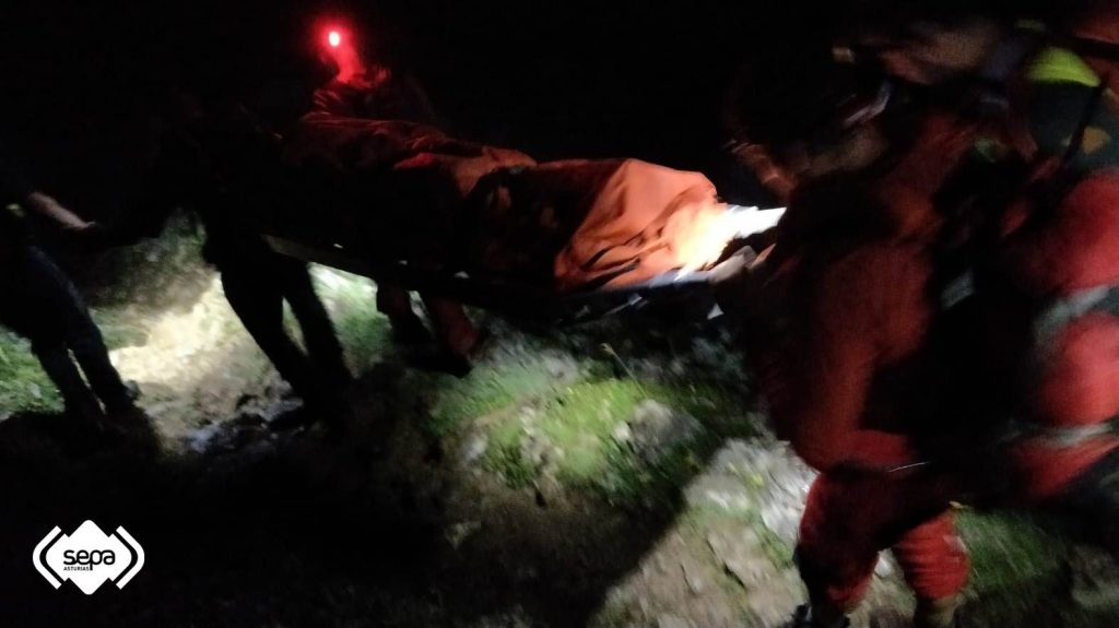Rescaten a una muyer y la so fía, desnortiaes en Los Llagos