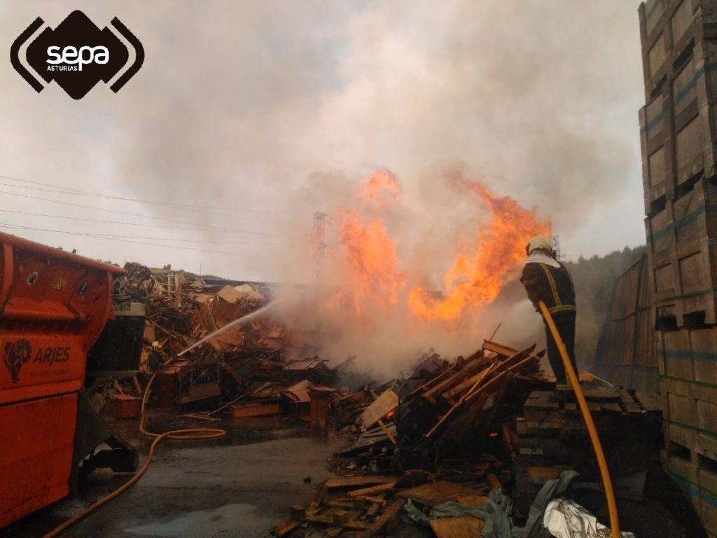Un incendiu xamusca una nave en Gozón