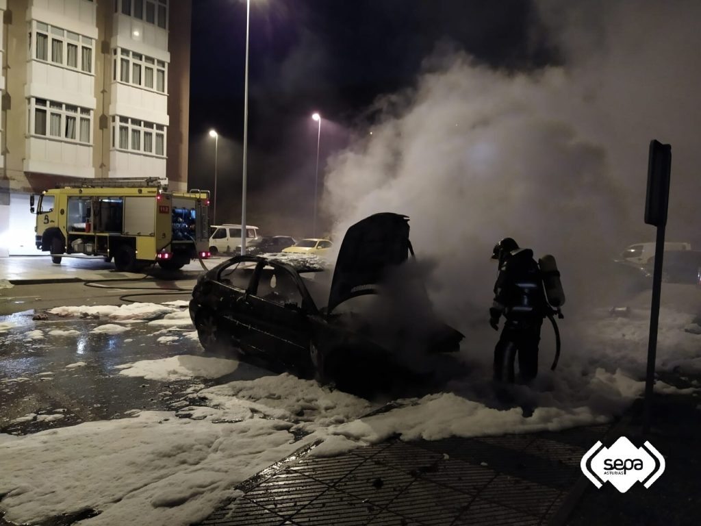 Xamusca un coche n'A Veiga