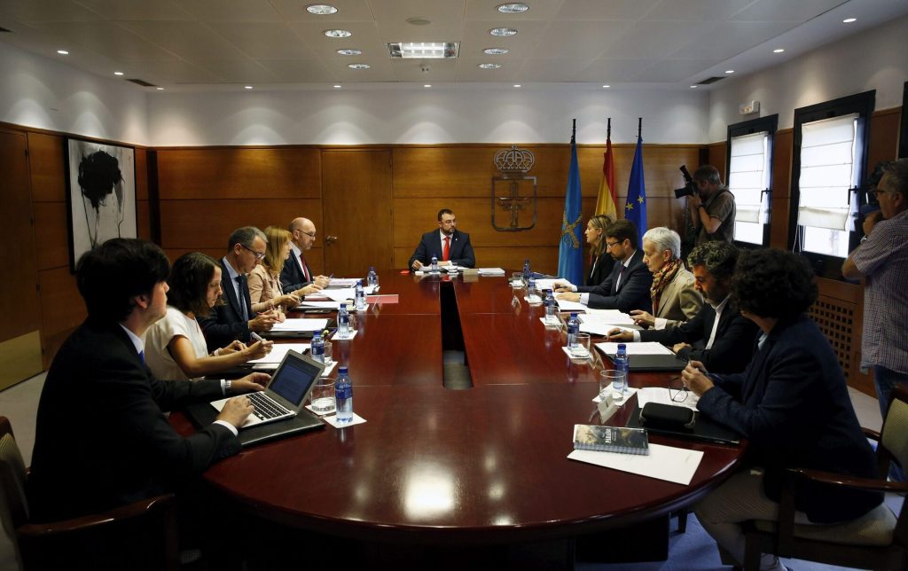 Barbón asume igualdá y lluchar frente a la despoblación y l'avieyamientu