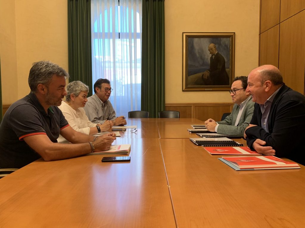 El Sporting entama'l caltenimientu d'El Molinón col pintau de les puertes