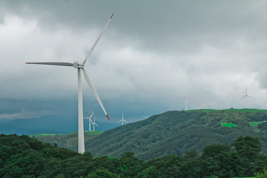 Dos empreses soliciten la instalación de nueve parques eólicos n'ocho conceyos