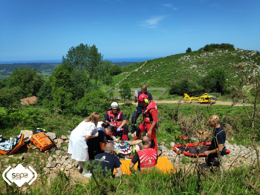 Un mancáu al volcar el quad que conducía en Ribedeva