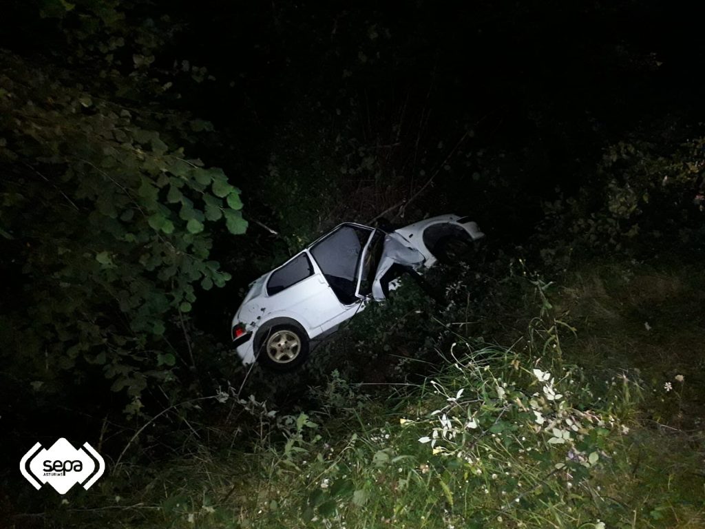 Un mancáu nun accidente de tráficu en Ribedeva