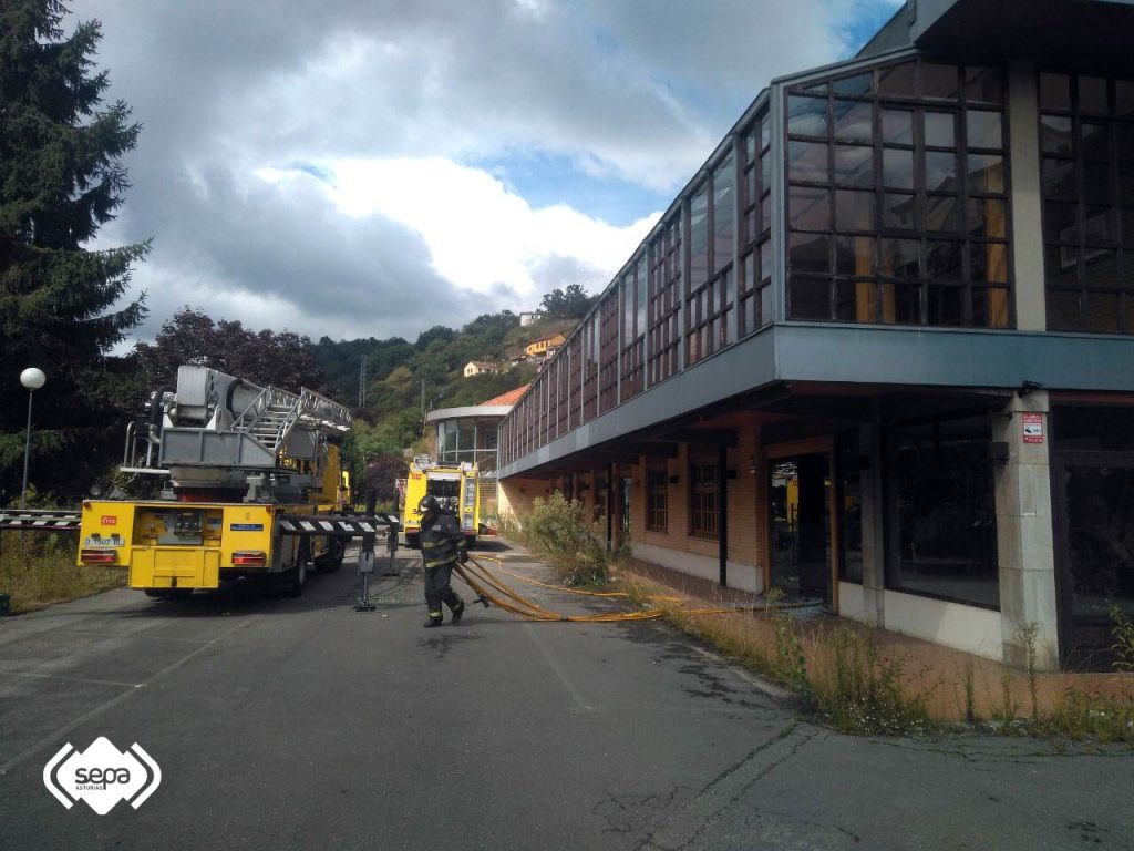 Estinguíu un incendiu nun restorán ensin actividá en Samartín del Rei Aurelio