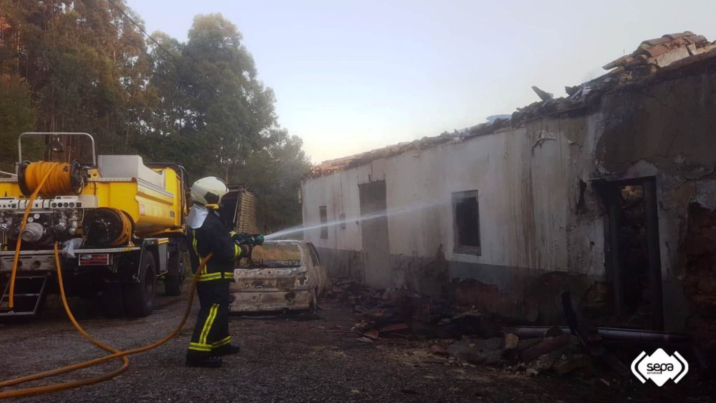 Un incendiu nun coche xamusca una vivienda abandonada en Corvera