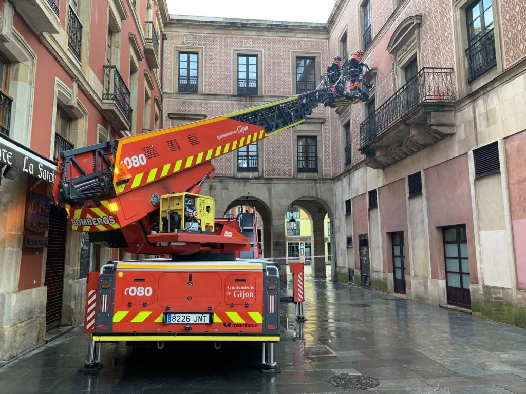 Cayida de cascotes xunto a la plaza Mayor