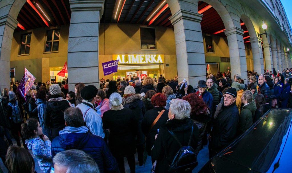 Concentración de protesta ente'l supermercáu d'Alimerka na cai Marqués de San Esteban mientres la fuelga de supermercaos.