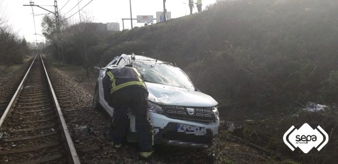 Un conductor de 73 años, mancáu al cayer col coche a les víes del tren n'Avilés