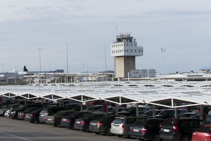 Vista del aparcamientu del aeropuertu d'Asturies