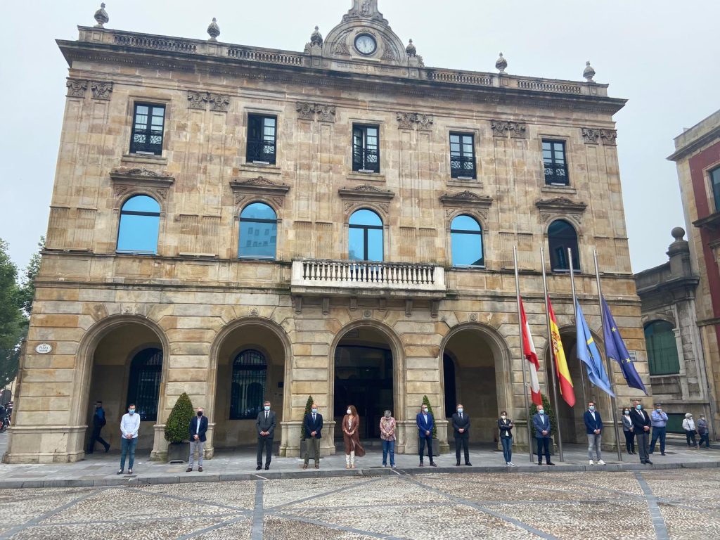 Minutu de silenciu en Xixón poles víctimes de la Covid-19