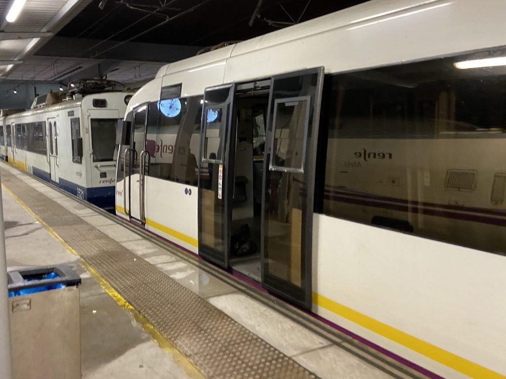 Un tren de Feve na estación provisional de Xixón