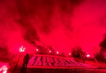 Xixón alluma con bengales pa esixir la llibertá de ‘Les 6 de La Suiza’ y denunciar la criminalización sindical