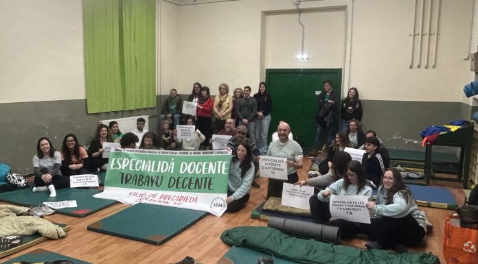 Iniciativa pol Asturianu amuesa’l so sofitu al enzarru d’ADAE na defensa de la especialidá docente