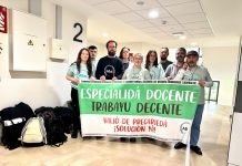 El profesoráu d’asturianu enzárrase na Conseyería d’Educación énte la falta de meyores