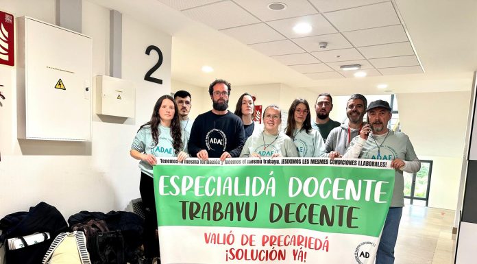 El profesoráu d’asturianu enzárrase na Conseyería d’Educación énte la falta de meyores