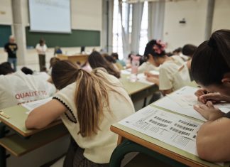 Un artículu sobre l’usu del términu bullying en castellán y un poema d’Ángel González abren los exámenes de la PAU n’Asturies